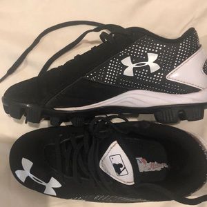 Boys size 13k Under Armour cleats